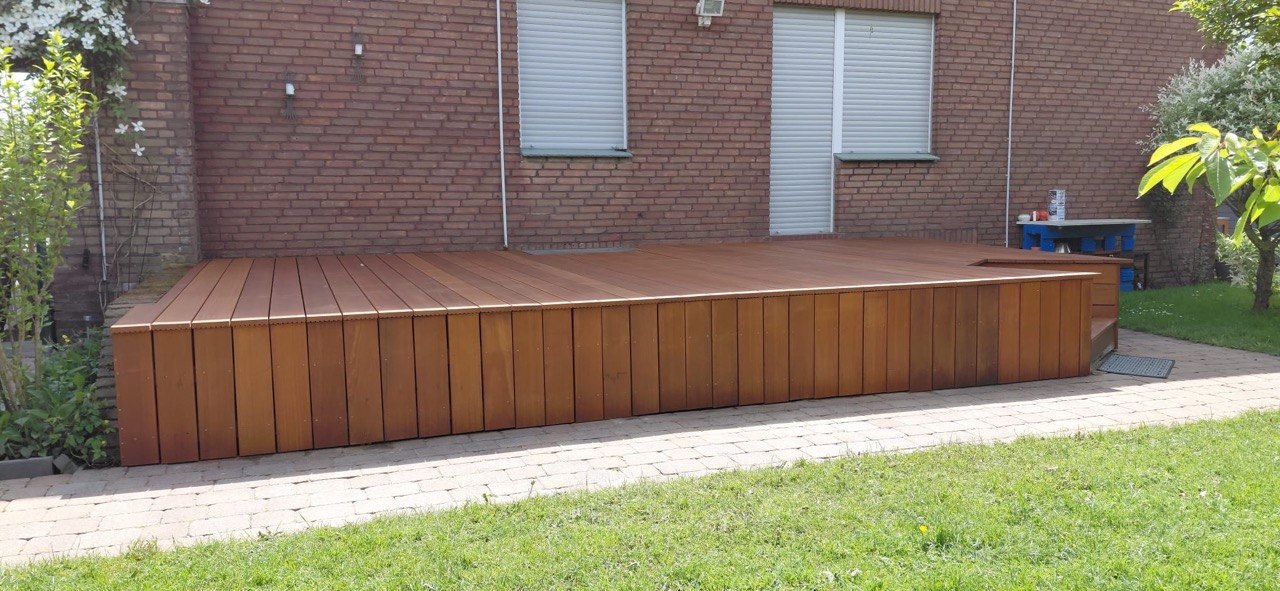 Holzterrasse mit Verkleidung am Haus