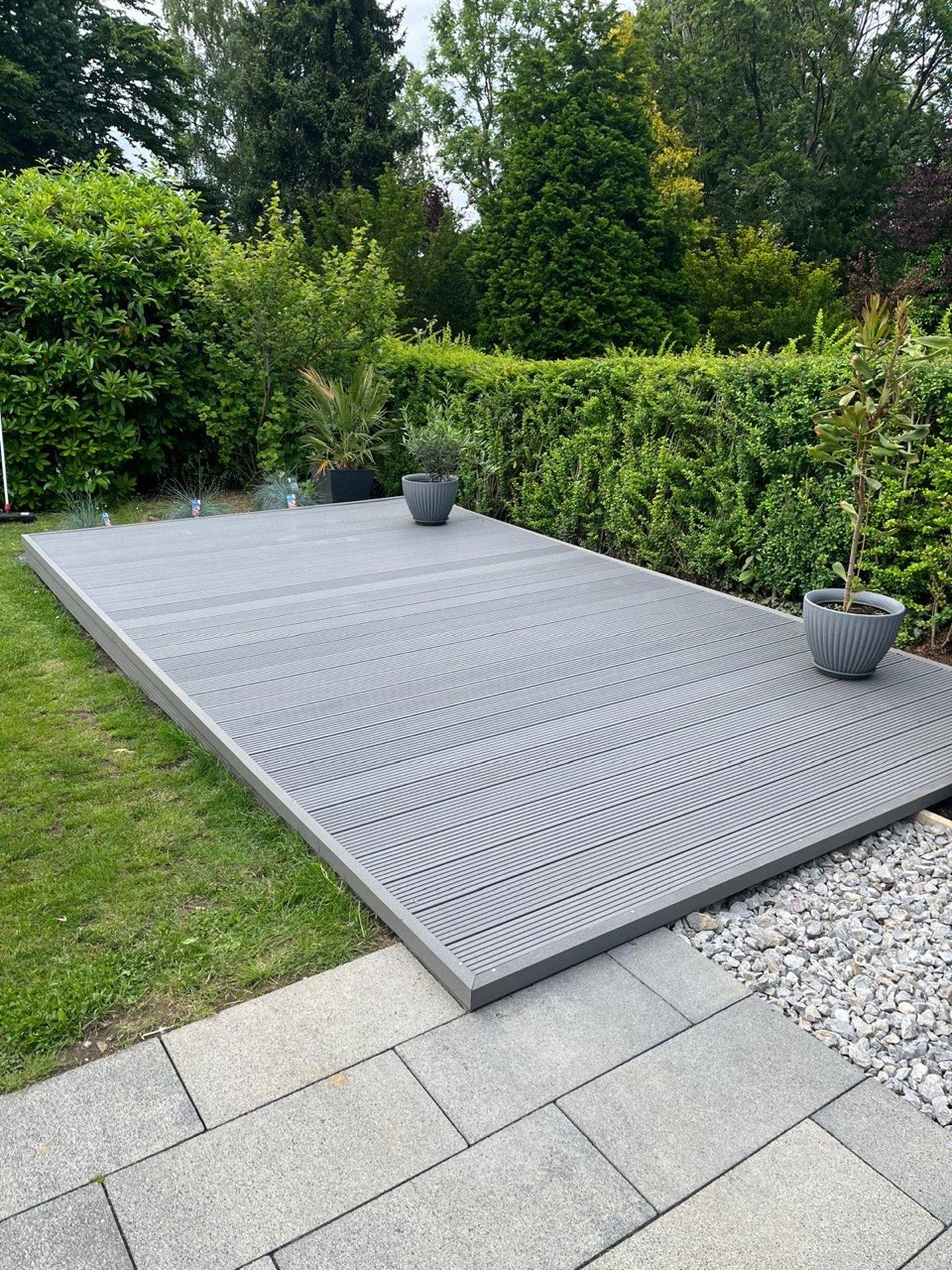 Moderne Terrasse im Garten