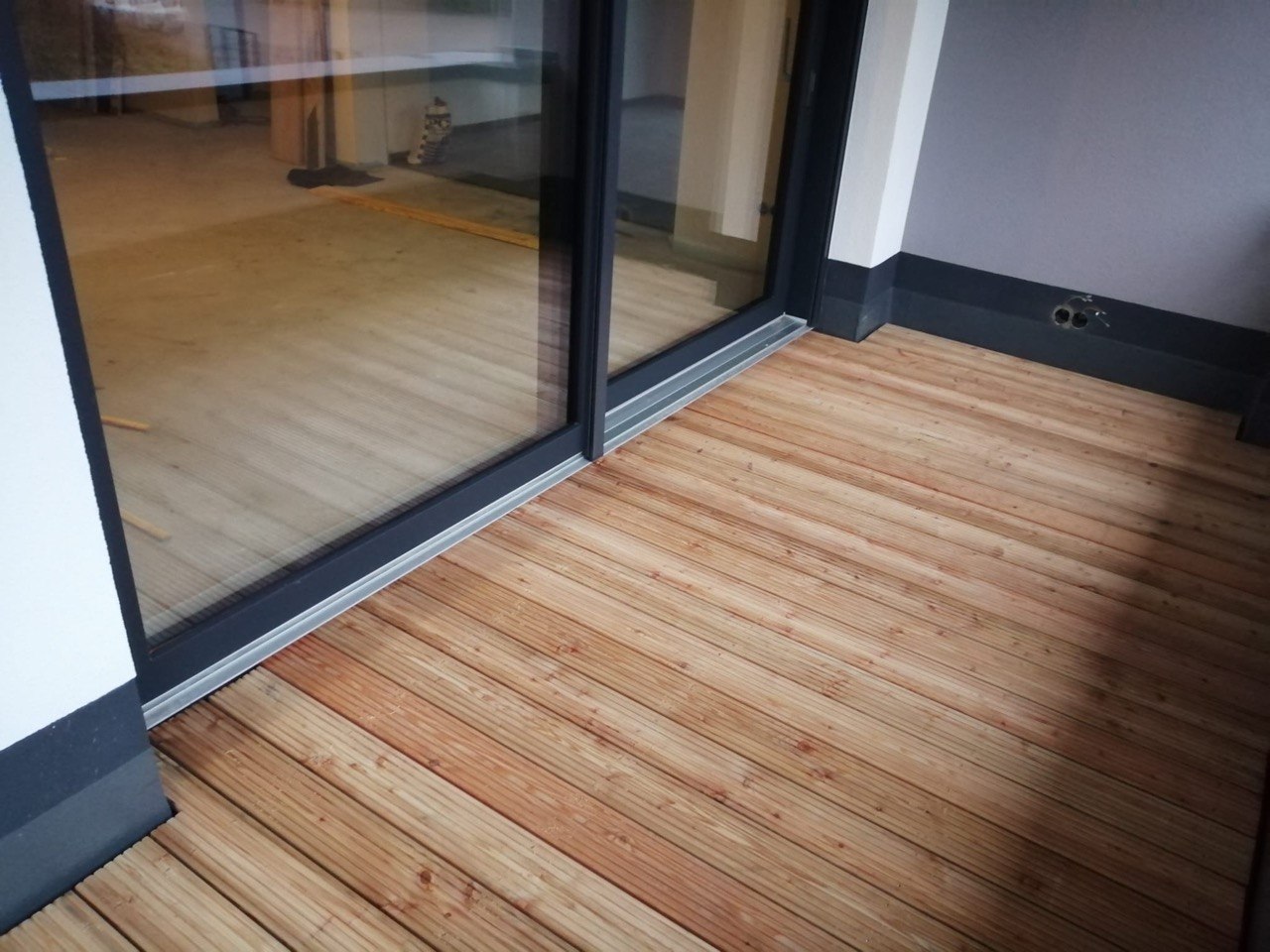 Terrassendielen an bodentiefer Schiebetür